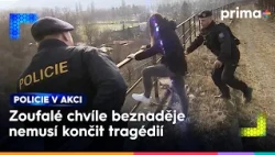 Rozrušená dívka sedící na zábradlí mostu | Policie v akci